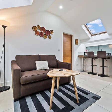 Exquisite 2-Bedroom Penthouse-Sleeps 7-Free Parking With Workstations & High-Speed Wifi バーミンガム エクステリア 写真