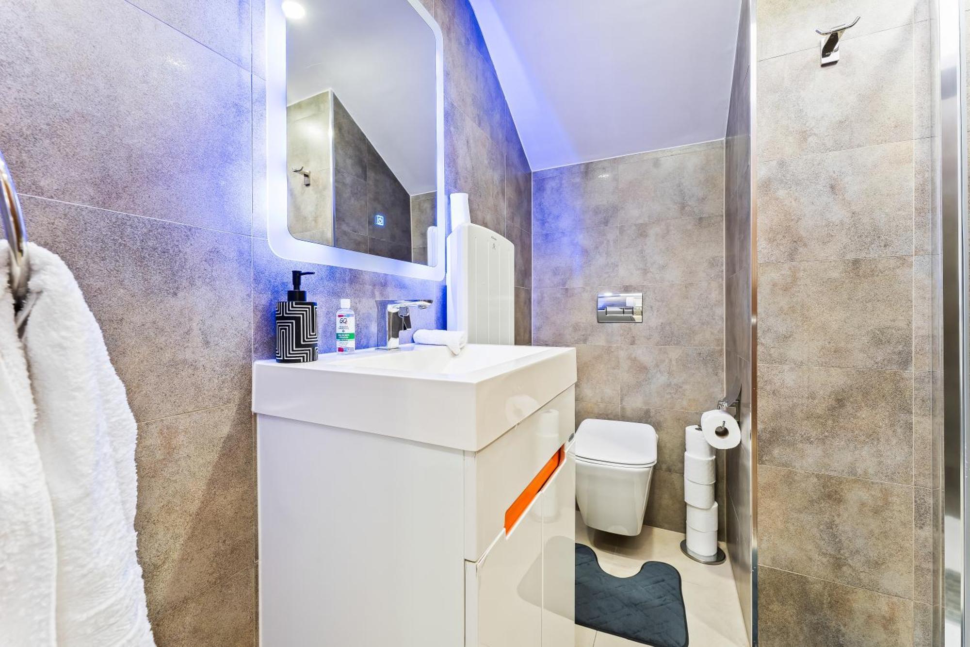 Exquisite 2-Bedroom Penthouse-Sleeps 7-Free Parking With Workstations & High-Speed Wifi バーミンガム エクステリア 写真
