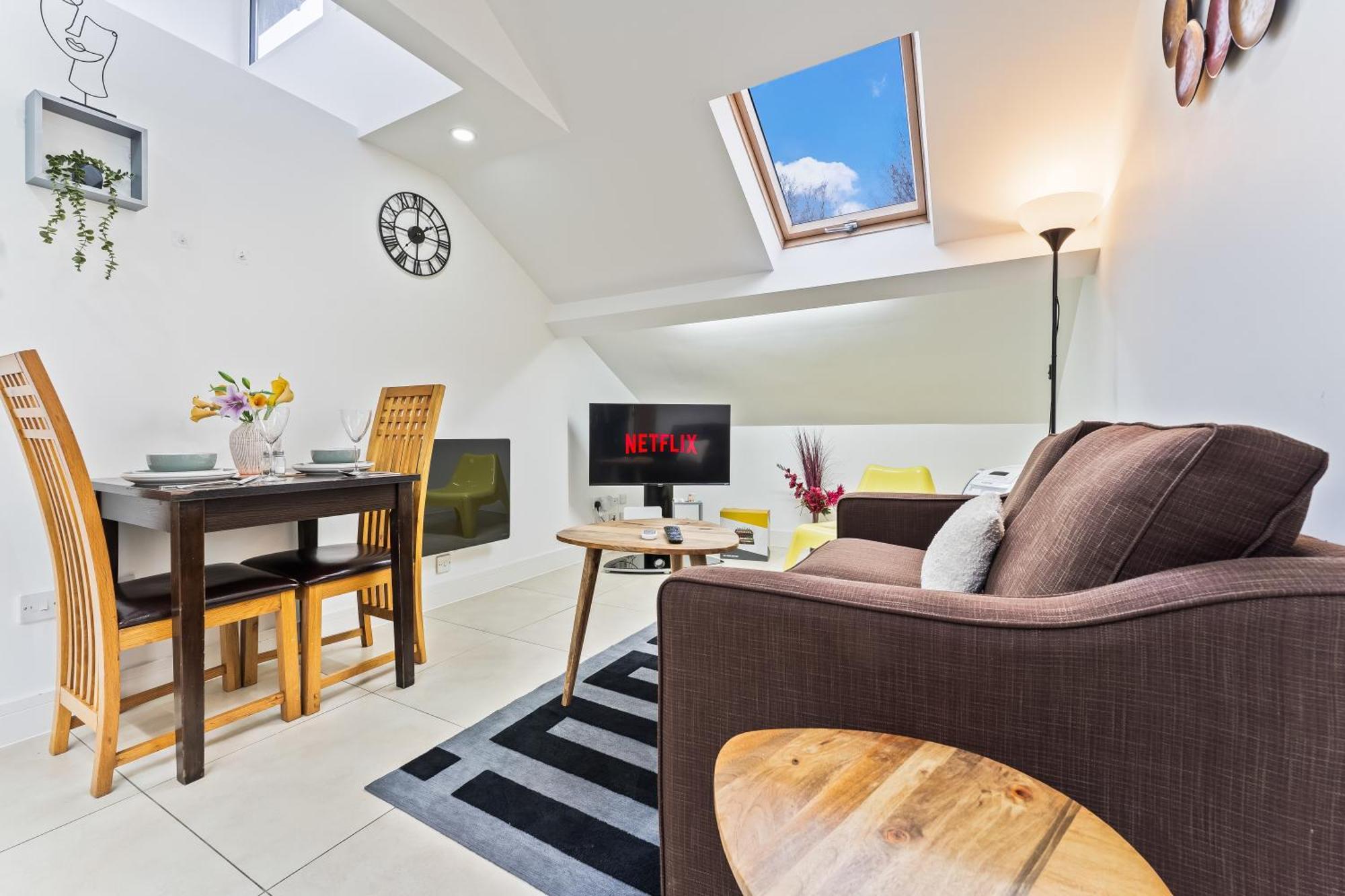 Exquisite 2-Bedroom Penthouse-Sleeps 7-Free Parking With Workstations & High-Speed Wifi バーミンガム エクステリア 写真