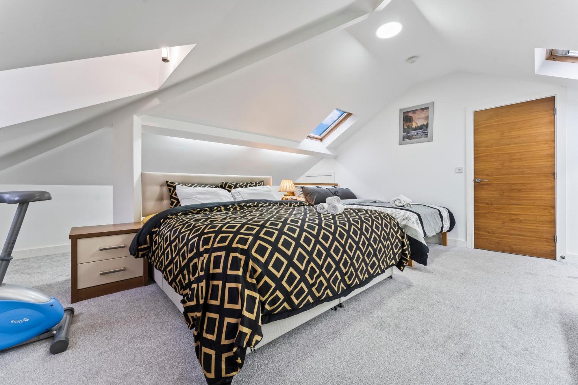 Exquisite 2-Bedroom Penthouse-Sleeps 7-Free Parking With Workstations & High-Speed Wifi バーミンガム エクステリア 写真