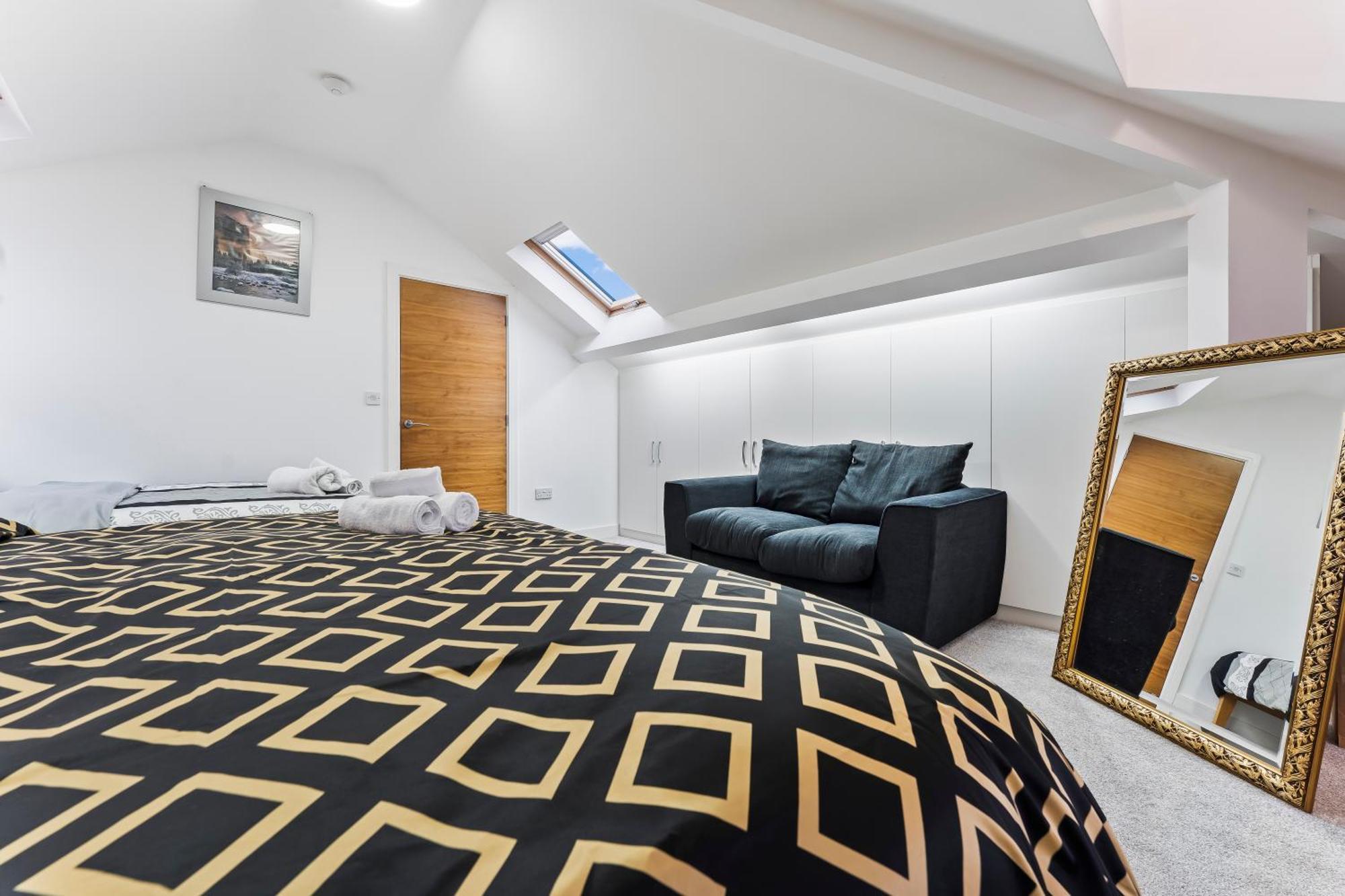 Exquisite 2-Bedroom Penthouse-Sleeps 7-Free Parking With Workstations & High-Speed Wifi バーミンガム エクステリア 写真