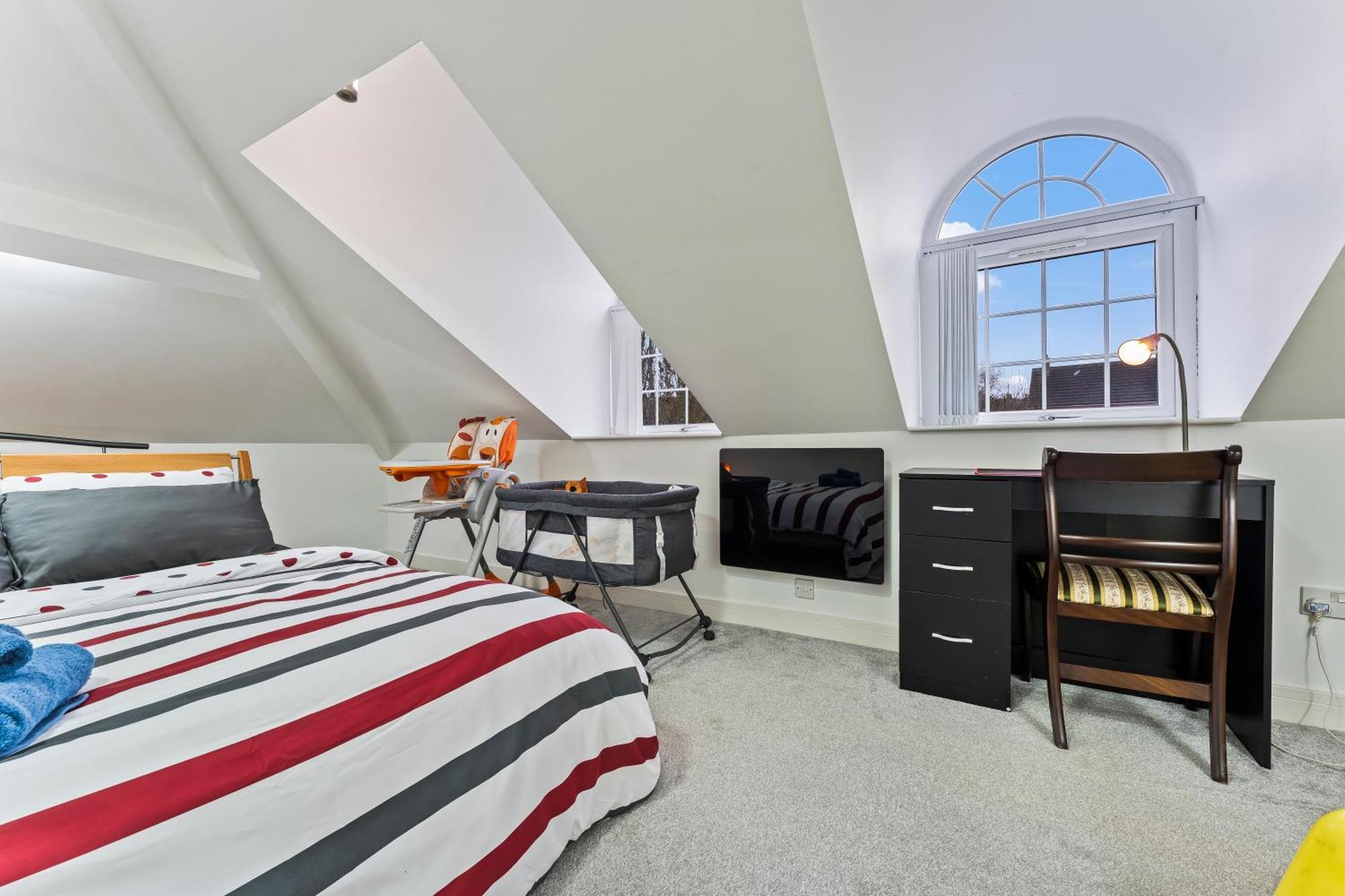 Exquisite 2-Bedroom Penthouse-Sleeps 7-Free Parking With Workstations & High-Speed Wifi バーミンガム エクステリア 写真