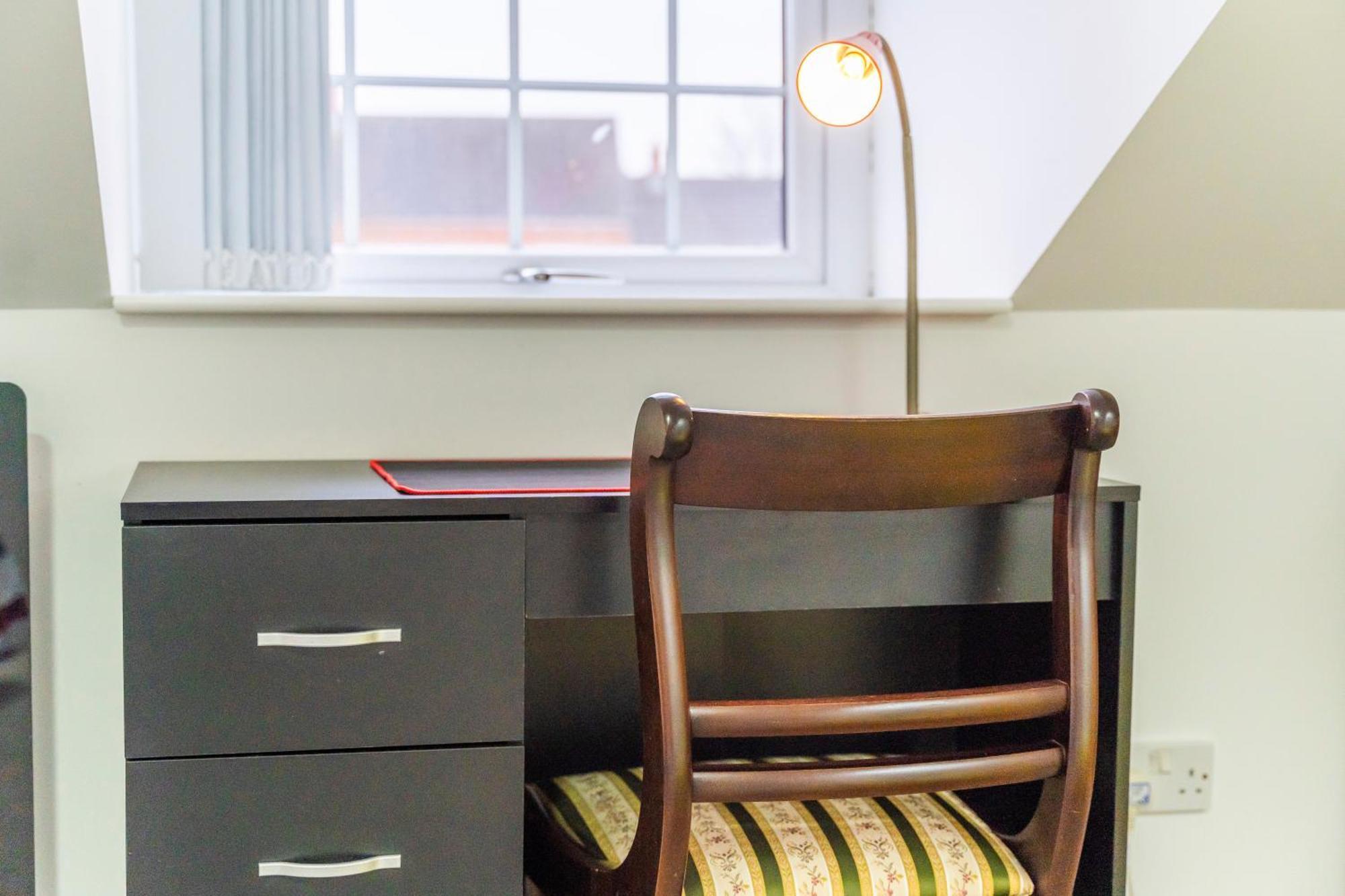 Exquisite 2-Bedroom Penthouse-Sleeps 7-Free Parking With Workstations & High-Speed Wifi バーミンガム エクステリア 写真