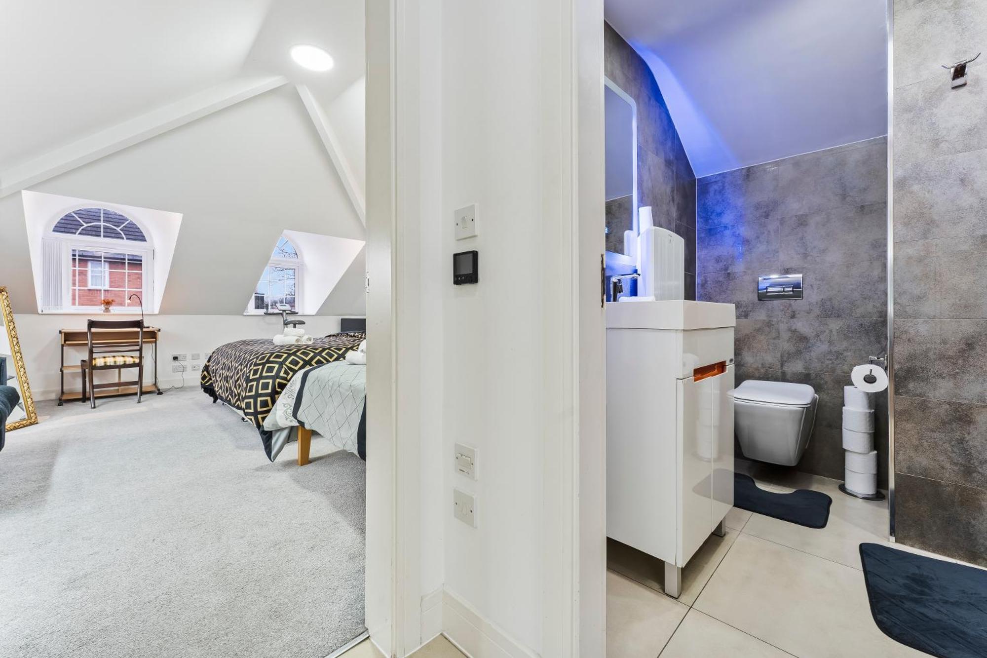 Exquisite 2-Bedroom Penthouse-Sleeps 7-Free Parking With Workstations & High-Speed Wifi バーミンガム エクステリア 写真