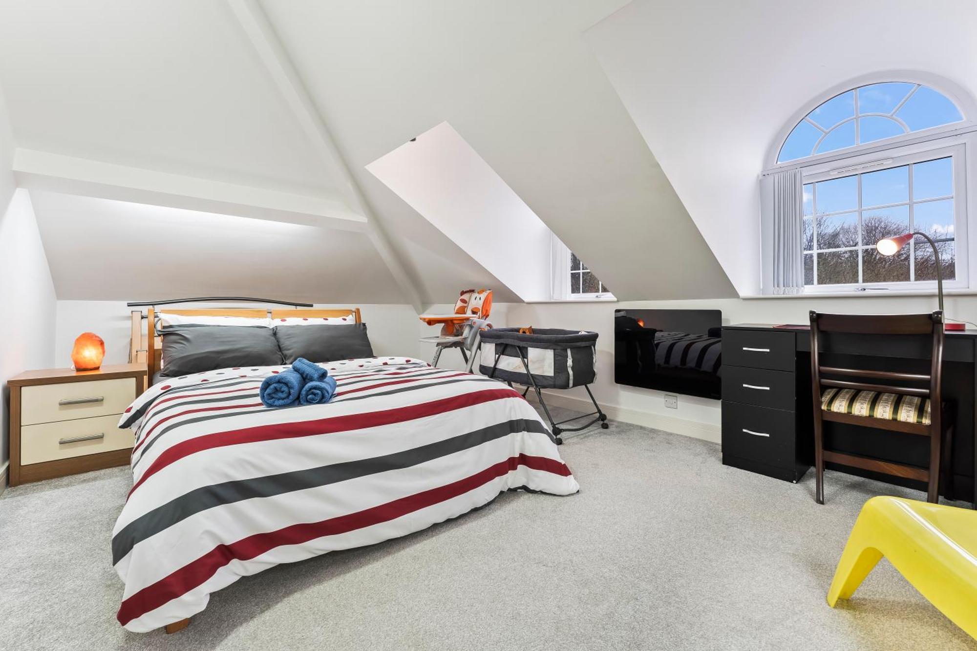 Exquisite 2-Bedroom Penthouse-Sleeps 7-Free Parking With Workstations & High-Speed Wifi バーミンガム エクステリア 写真