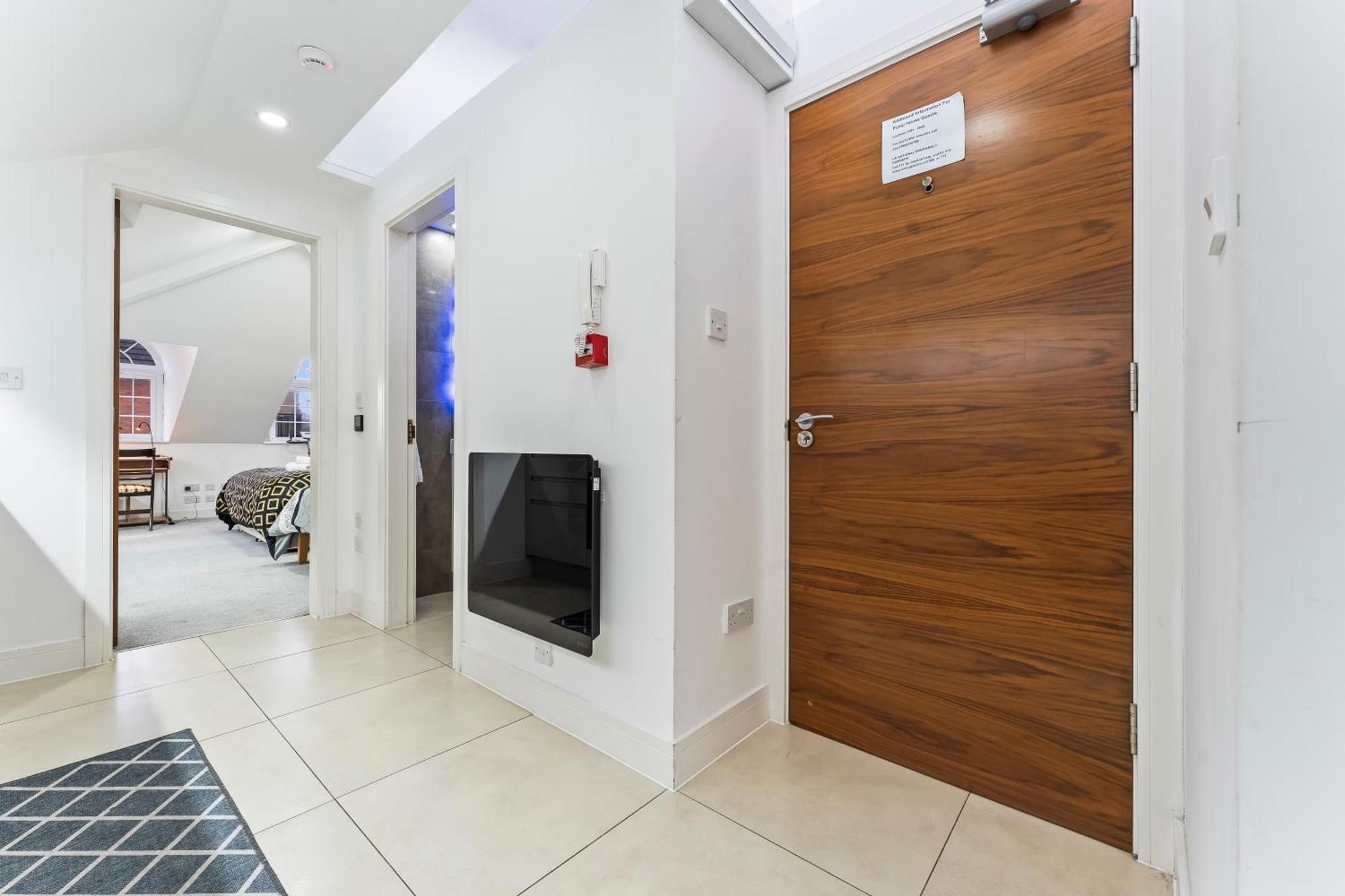 Exquisite 2-Bedroom Penthouse-Sleeps 7-Free Parking With Workstations & High-Speed Wifi バーミンガム エクステリア 写真
