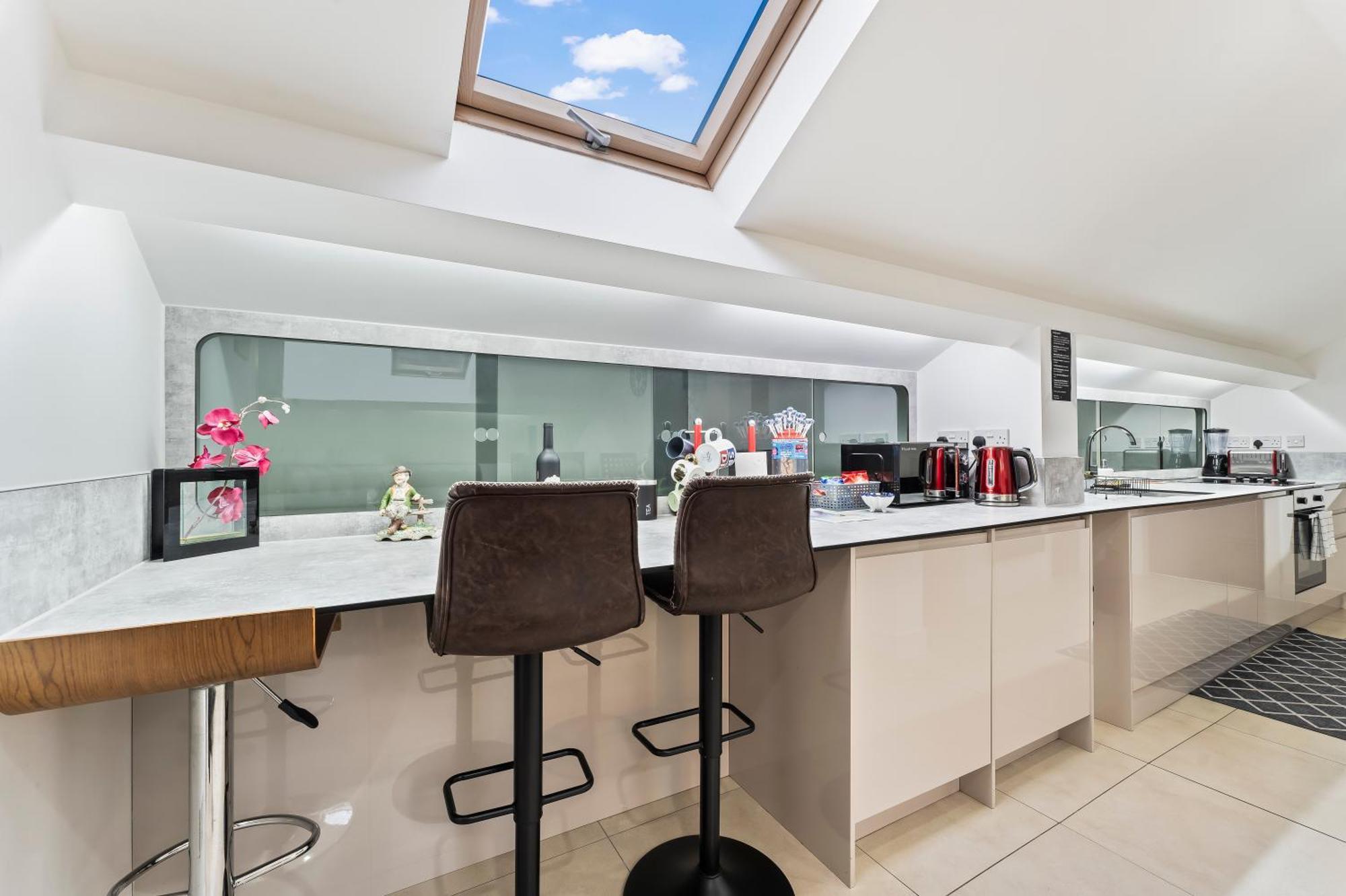 Exquisite 2-Bedroom Penthouse-Sleeps 7-Free Parking With Workstations & High-Speed Wifi バーミンガム エクステリア 写真