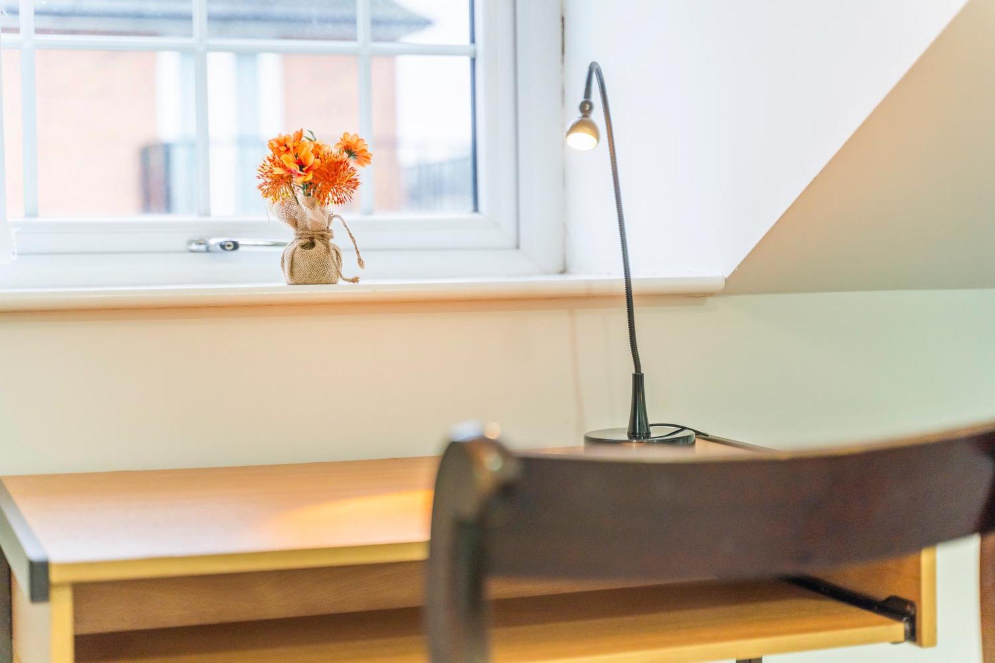 Exquisite 2-Bedroom Penthouse-Sleeps 7-Free Parking With Workstations & High-Speed Wifi バーミンガム エクステリア 写真